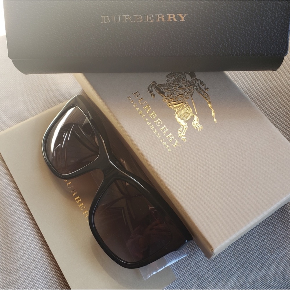 😎BURBERRY SUN GLASSES. NEW AN BEAUTIFUL 🎁BLACK AND GOLD💋🥰🥰🥰🥰🥰💝💝💝💝💝💝GORGEOUS😎😎😎😎😎